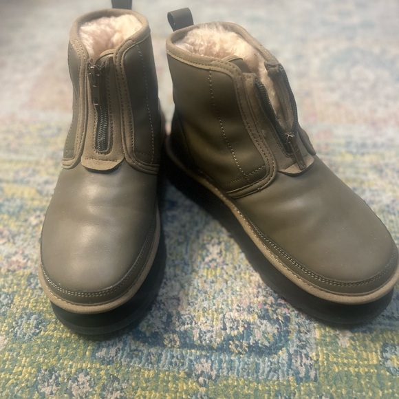 Women’s Ugg Boots - Picture 2 of 8